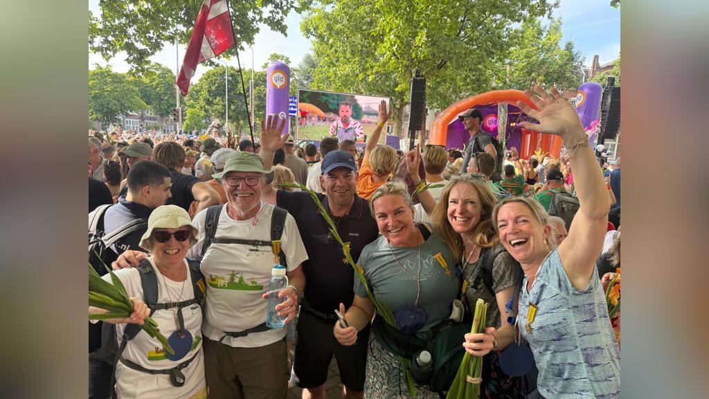 Kimmy wilde de lezers van DeMooiBernhezeKrant deze foto niet onthouden. Vrijdag heeft het gehele gezin van van de Graaf uit Nistelrode de vierdaagse uitgelopen. Een hele prestatie en hoe bijzonder om dit met het hele gezin te mogen en kunnen doen!