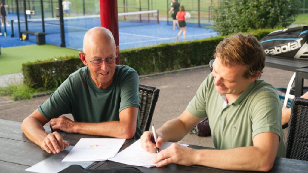Onder het genot van een drankje hebben Bram Lips en Mario van Zeeland een nieuw contract ondertekend (foto: Saskia Wouters)
