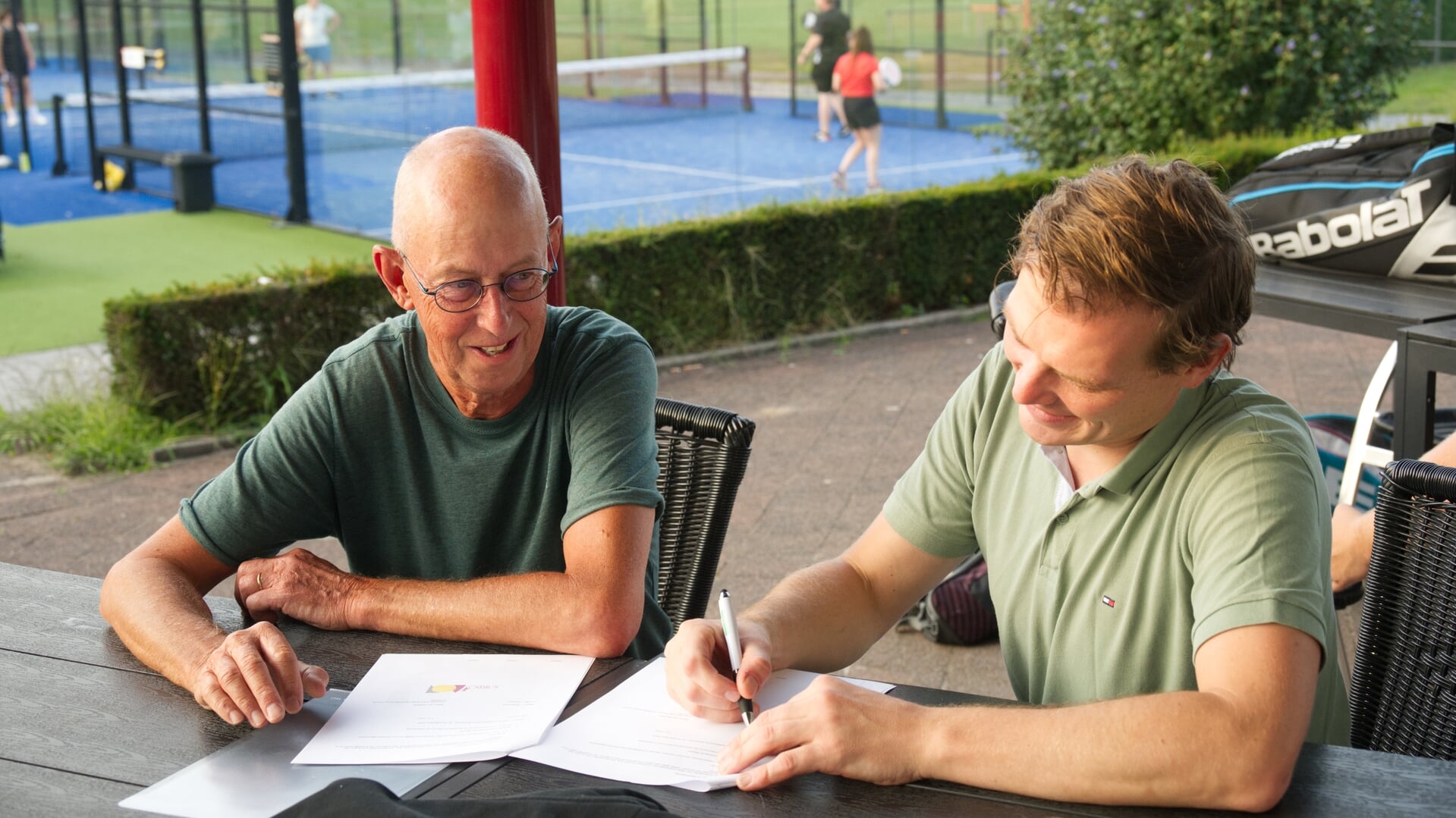 Onder het genot van een drankje hebben Bram Lips en Mario van Zeeland een nieuw contract ondertekend (foto: Saskia Wouters)