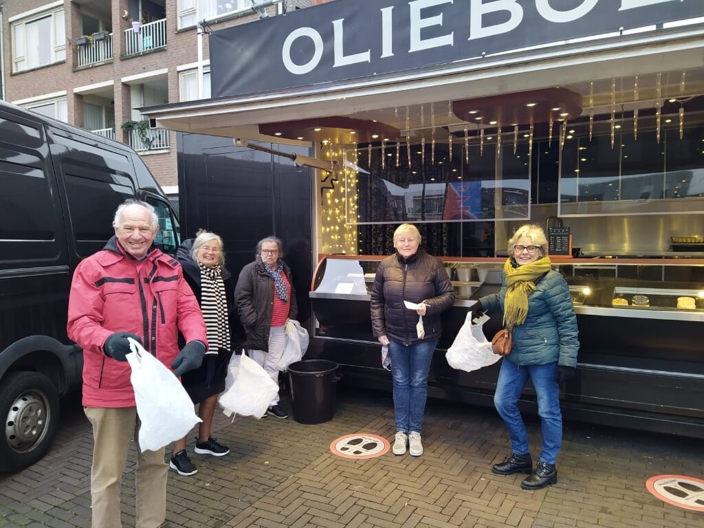 Vrijwilligers halen de oliebollen op in Heeswijk 