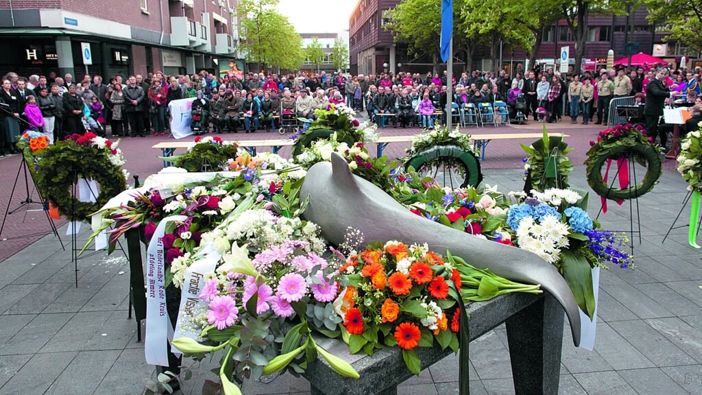 Het monument op de Markt in Almere Haven. (Archieffoto: aangeleverd)
