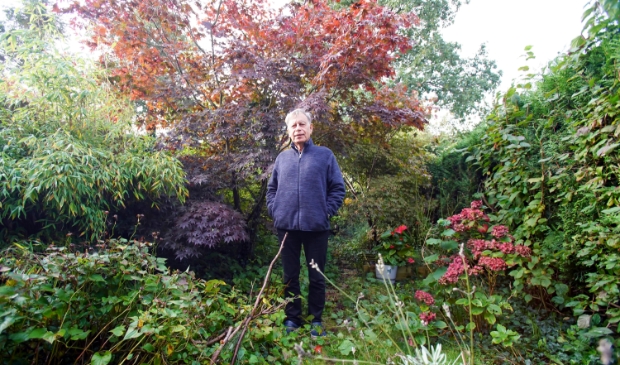 <p>Klimaatburgemeester Chris Soebroto in zijn wilde bostuin. (Foto: Fred Rotgans)</p>