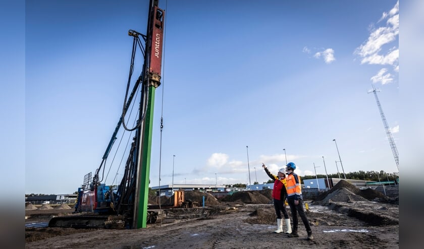 Start bouw klimaatneutrale CityHubs DHL met slaan groene heipaal in Almere (Foto: aangeleverd)
