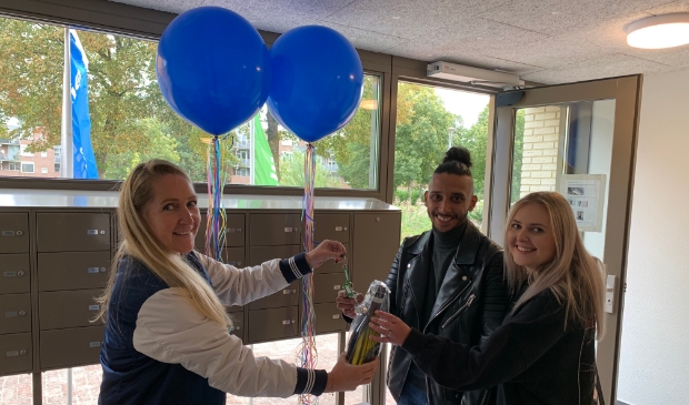 Joëll Liklikwatil en Melissa Ketelaar krijgen de sleutel van hun nieuwe appartement overhandigd (Foto: aangeleverd)