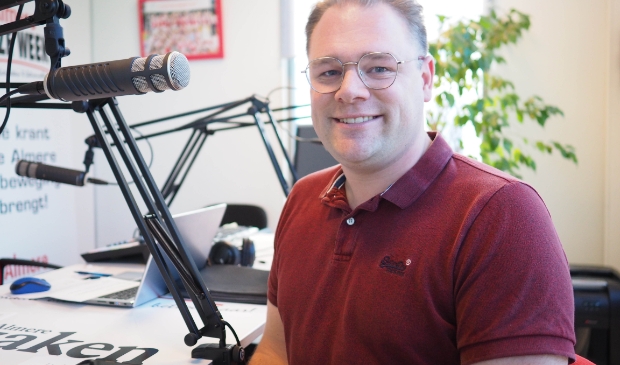 <p>Koen Bokhorst van de VVD bij de podcast Politiek Circus. (Foto: Almere DEZE WEEK)</p>