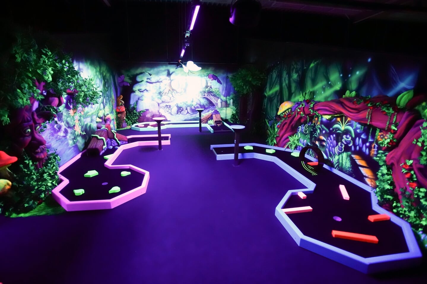 Glow in the dark golf in Jack's Magic Forest. (Foto: Fred Rotgans)