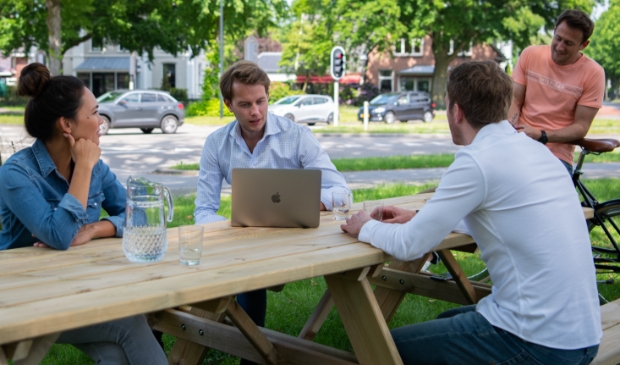 Kevin Verkerk, achter laptop, te midden van zijn collega's van Creditpartners. (Foto: aangeleverd)