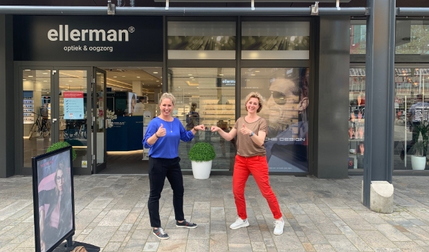 <p>Marlies Lubbes (rechts) van Sprankl Reclame. (Foto: aangeleverd)</p>
