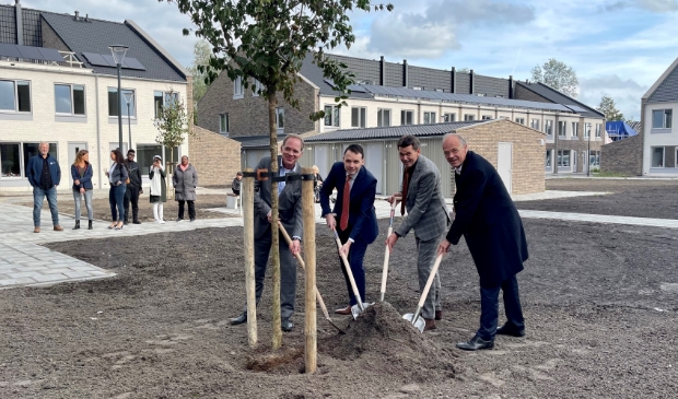 Op het middenterrrein werd een boom geplant. (Foto: aangeleverd)