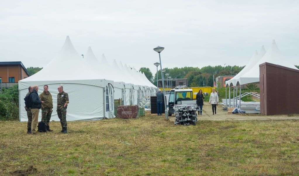 Defensie en hulporganisaties bouwen het tentenkamp in het AZC op. (Foto: Almere DEZE WEEK)