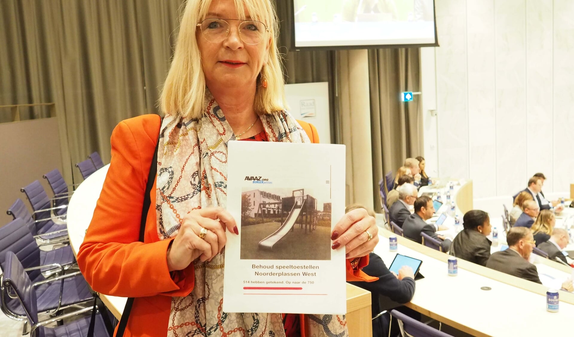 Caroline van Veen met haar petitie in de raadszaal. (Foto: Almere DEZE WEEK)