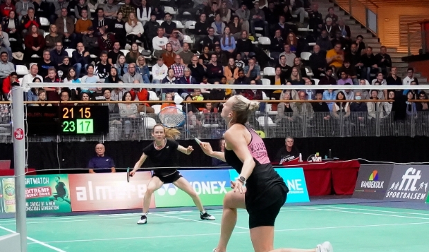 De Estse Kristin Kuuba (voorgrond) was met 23-21 en 21-18 te sterk voor Abigail Holden