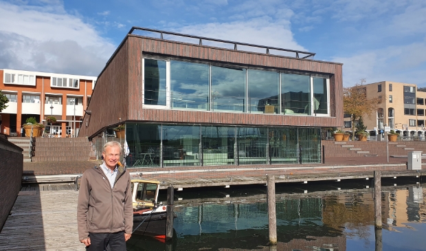 Jan Vogel bij het pand van Casa Casla. (Foto: Almere DEZE WEEK)