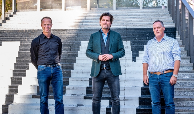 <p>Nik Smit (ACM), John Bes (Almere City FC) en Martin Ort (OVSA). (Foto: aangeleverd)</p>