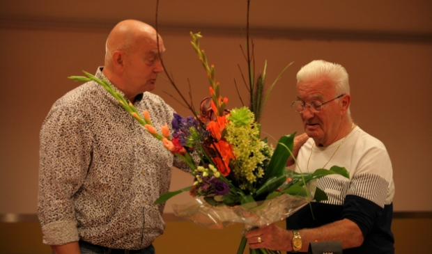 <p>Voorzitter Nico Verwoerd bedankt Hans de Ruiter. (Foto: Lennart van den Berg)</p>