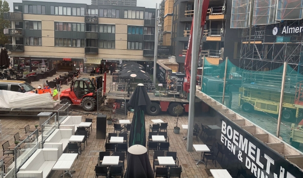 De kraan staat pal voor het terras. (Foto: aangeleverd)