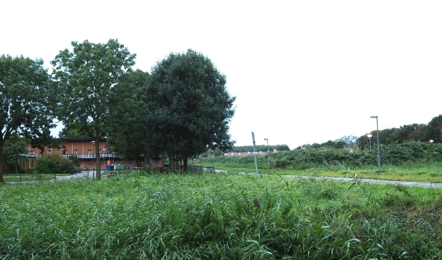 Vanmorgen was er bij het AZC nog geen activiteit zichtbaar. (Foto: Almere DEZE WEEK)