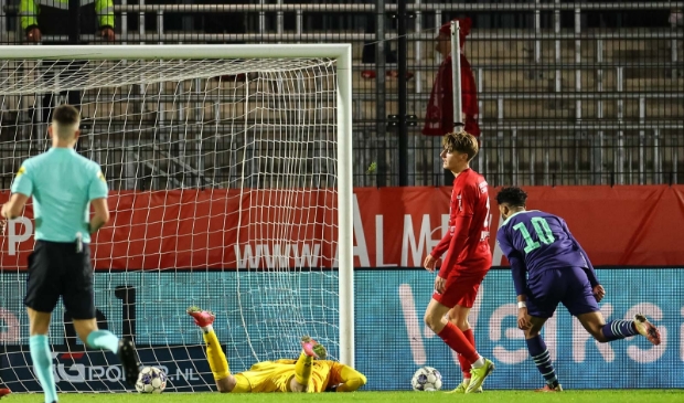 Dante Sealy van Jong PSV scoort de 2-2. Het werd uiteindelijk 3-5. (Foto: Ron Baltus) 