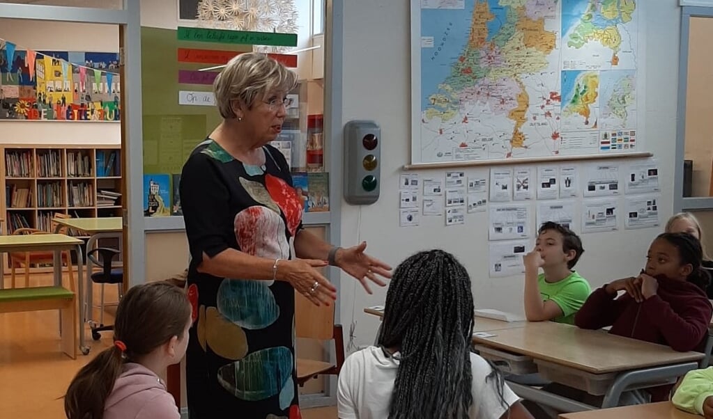 Oud-burgemeester Annemarie Jorritsma vertelde de leerlingen over haar werk. (Foto: aangeleverd)
