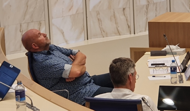Wethouder Jan Hoek buigt het hoofd. (Foto: Almere DEZE WEEK)