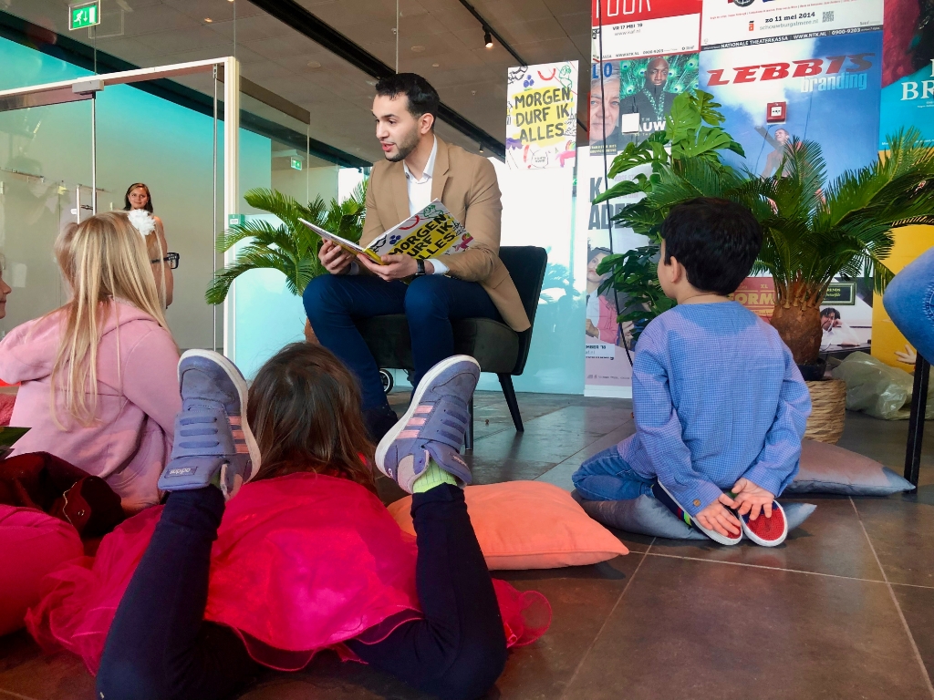 <p>Sulayman El Mathari en de andere schrijvers lazen tijdens het Kinderboekenbal voor uit de poëziebundel 'Morgen durf ik alles'. (Foto: Bonte Hond)</p>