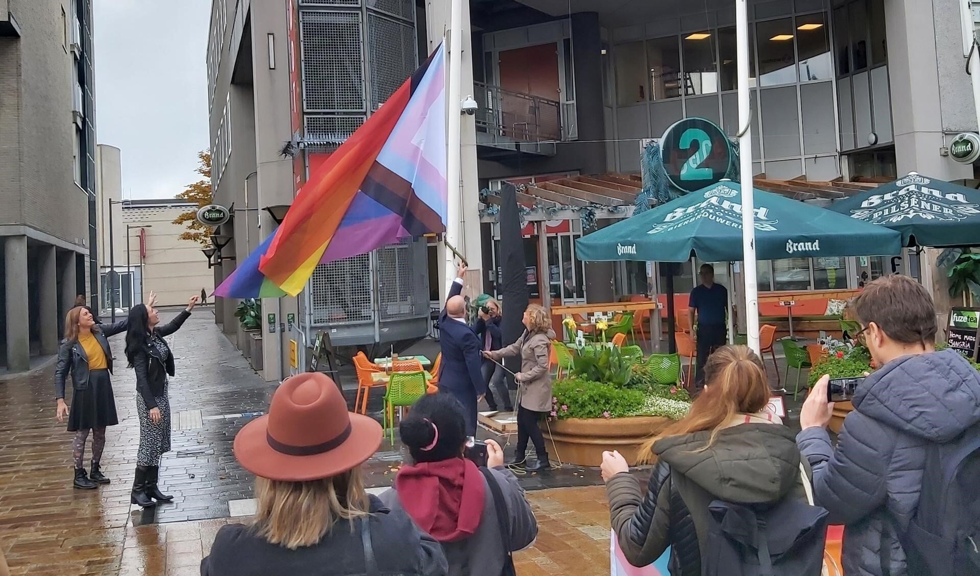 Bij het stadhuis werd de vlag gehesen, en ook bij het AZC (Foto: aangeleverd)