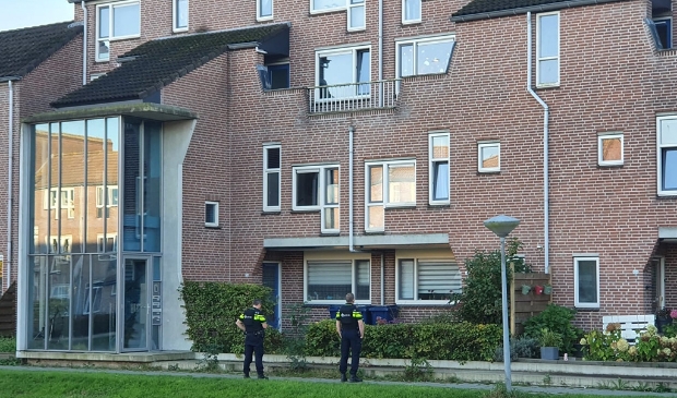 Agenten bij het complex. (Foto: HV Almere)