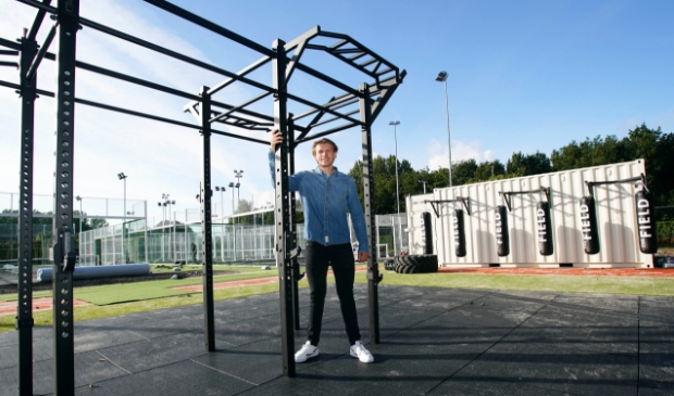 <p>Wouter Smit op het nieuwe outdoor sportveld, met op de achtergrond de padelbanen. (Foto: Fred Rotgans)</p>