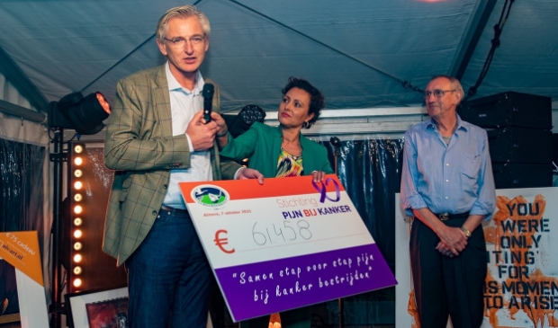 De cheque werd overhandigd. (Foto: admprofoto.nl)