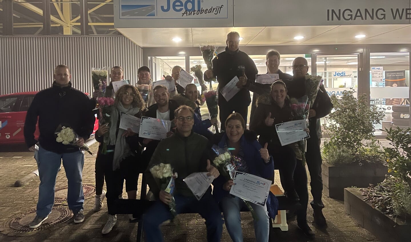 Alle medewerkers kregen een certificaat en bos bloemen. (Foto: aangeleverd)