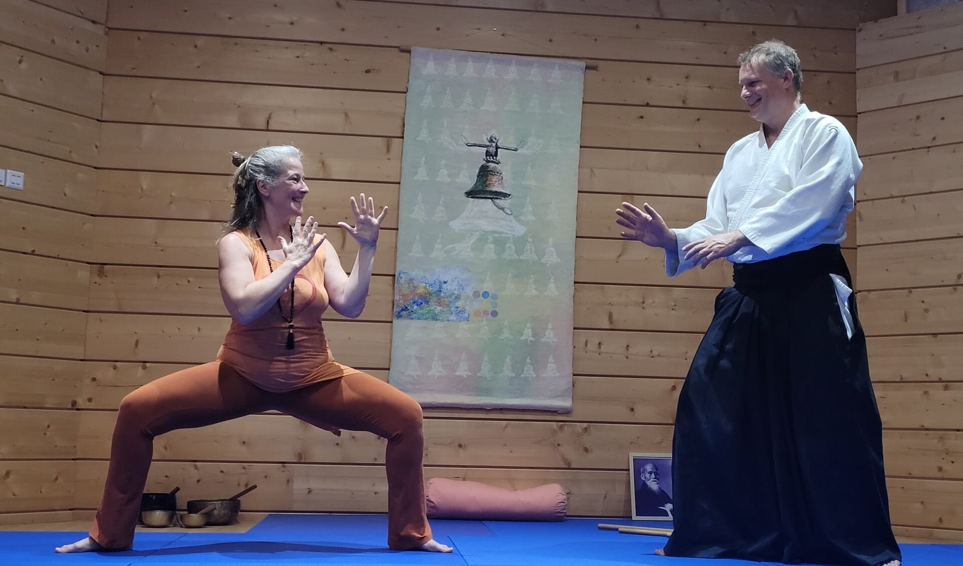 Petra en Aarjan Meirink in hun yogacentrum, waar yoga en aikido samenkomen. (Foto: aangeleverd)