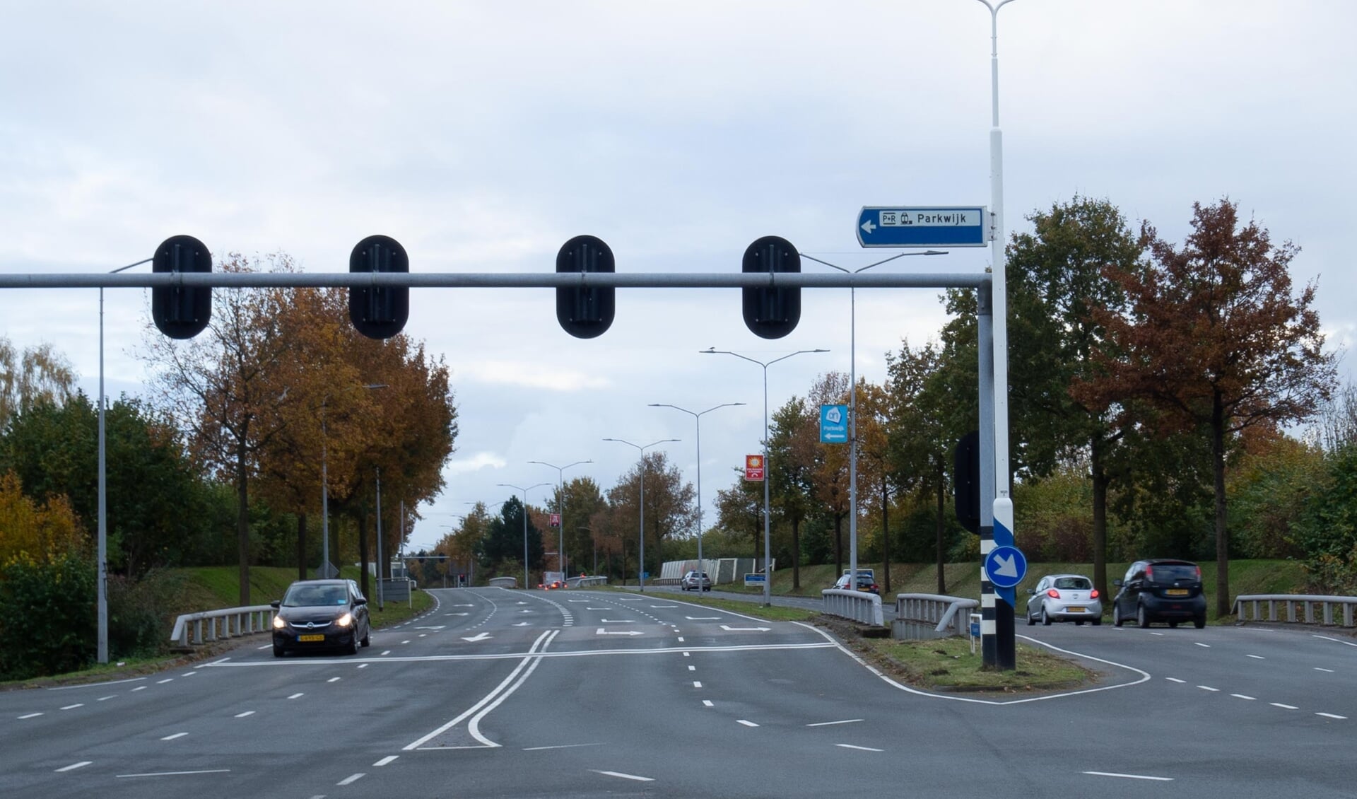 De Veluwedreef vanaf de Cinemadreef. (Foto: Almere DEZE WEEK)