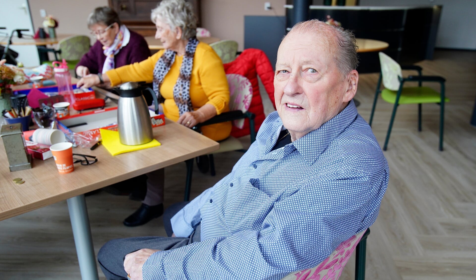De 92-jarige Louis Bekker organiseert drie keer in de week een spelletjes om ouderen uit hun isolement te halen. (Foto: Fred Rotgans)