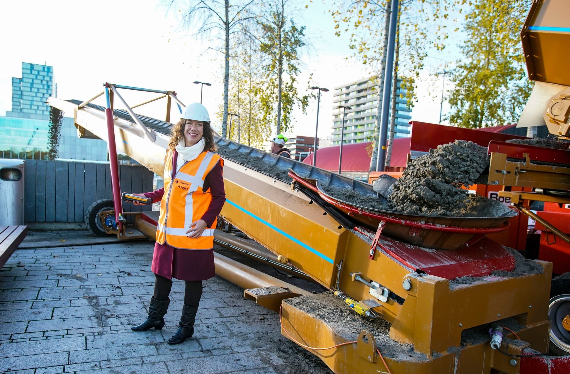 Wethouder Maaike Veeningen zet het zandtransport voor het stadsstrand aan. (Foto: Fred Rotgans)