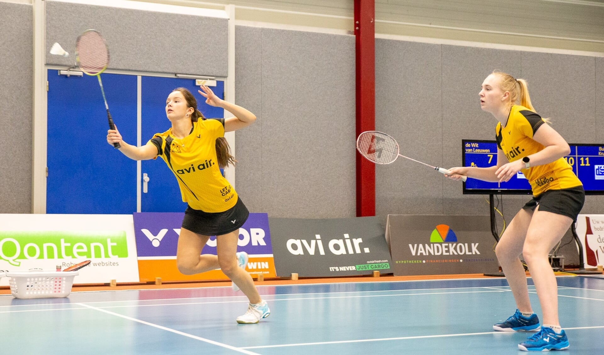 Estelle van Leeuwen en Kirsten de Wit (beiden 17) in hun dubbelspel. (Foto: badmintonenzo.net)