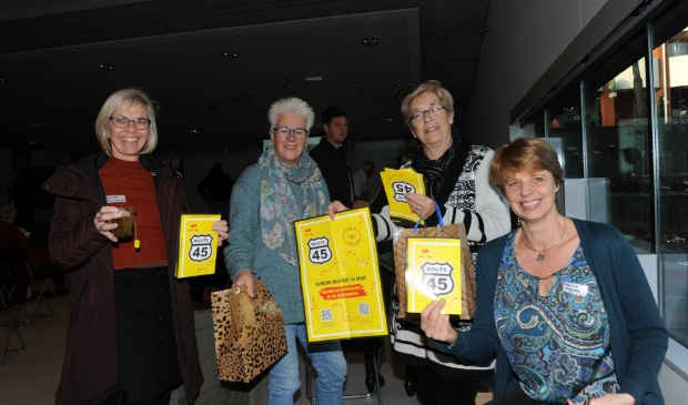 De 45 atelierhouders kregen zondag alle communicatiemiddelen uitgereikt voor Route 45. (Foto: Bob Friedänder)
