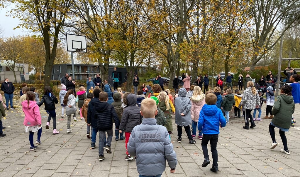 De kinderen dansten op het schoolplein. (Foto: aangeleverd)