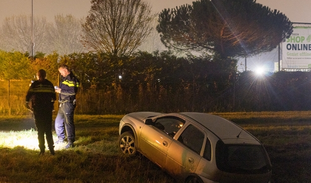 De auto was in de sloot terecht gekomen. (Foto: HV Almere)
