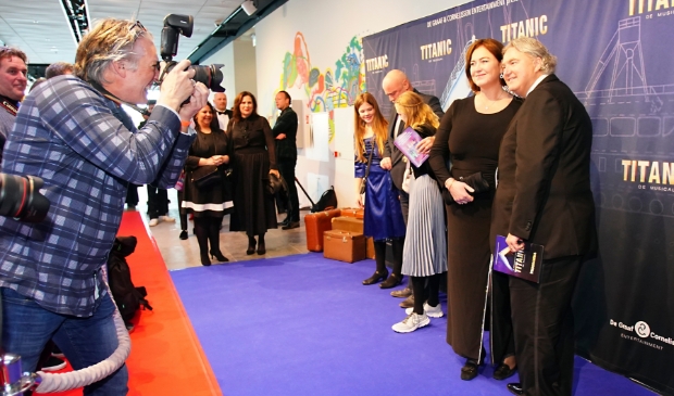 <p>Vele BN'ers, waaronder theaterproducent Erwin van Lambaart, poseerden zondag op de blauwe loper in Kunstlinie Almere voor de landelijke én lokale pers. (Foto: Fred Rotgans)</p>