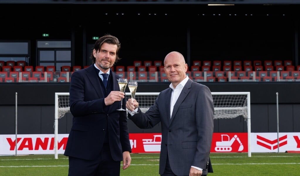 John Bes (Almere City FC) en Peter Aarsen (YANMAR). Foto: aangeleverd)