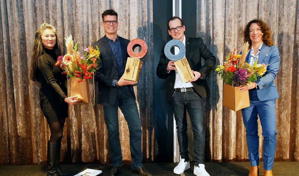 De prijswinnaars te midden van Kimberley Valentien, voorzitter VBA (links) en Wethouder Maaike Veeningen (rechts). (Foto: Fred Rotgans)