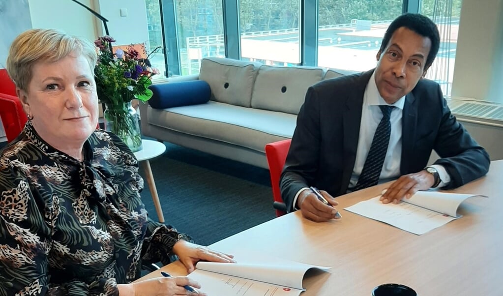 Burgemeester Franc Weerwind tekent de samenwerking met Karin Krijnen van Meld Misdaad Anoniem. (Foto: aangeleverd)