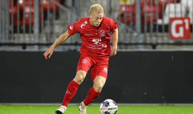 Ook verdediger Thomas Poll kon Almere City de tegentreffers niet voorkomen. (Foto: Ron Baltus)