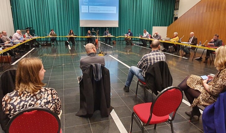 De discussie over de islamitische begraafplaatsen vond plaats in de Burgerzaal. (Foto: Almere DEZE WEEK)