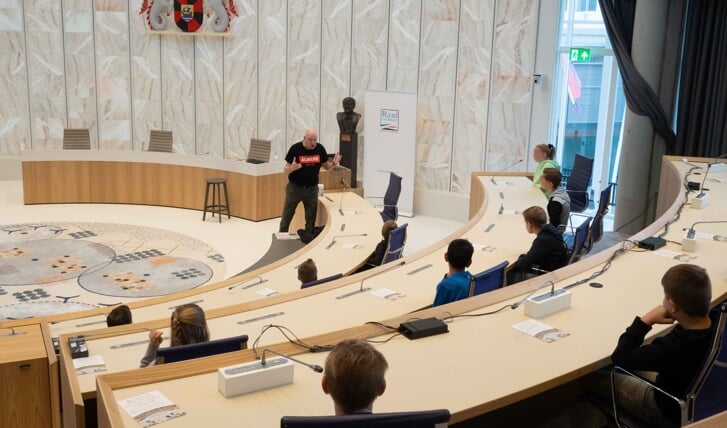 Bart Buijs van de griffie in gesprek met de leerlingen van het Drieluik. (Foto: Almere DEZE WEEK)
