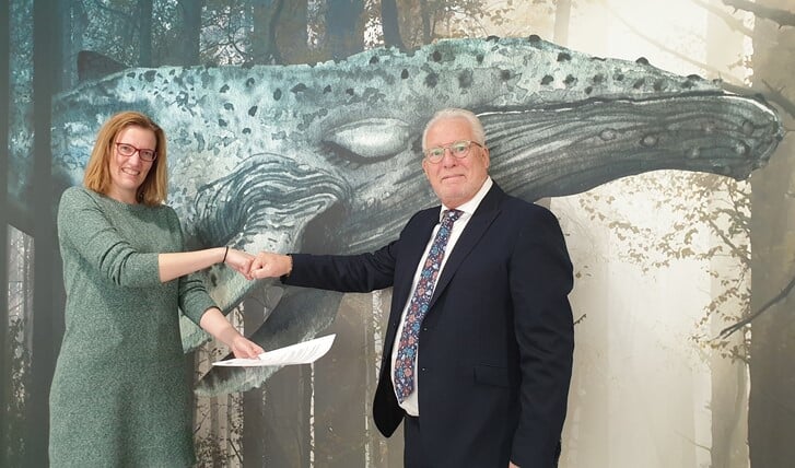 Marsha van Pelt van Dimensio en Fred Muiteman van D-Dog tekenden donderdag de sponsorovereenkomst. (Foto: Almere ZAKEN)