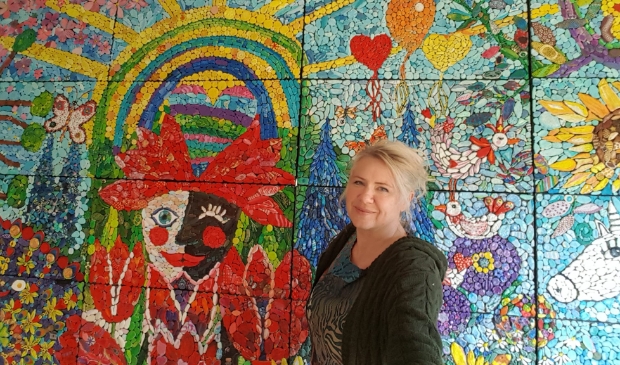 <p>Lian de Gier bij een deel van het kunstwerk De Droomtuin. (Foto: aangeleverd)</p>