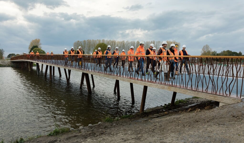 De genodigden lopend over een van de nieuwe circulaire bruggen. (Foto: Fotostudio Wierd)