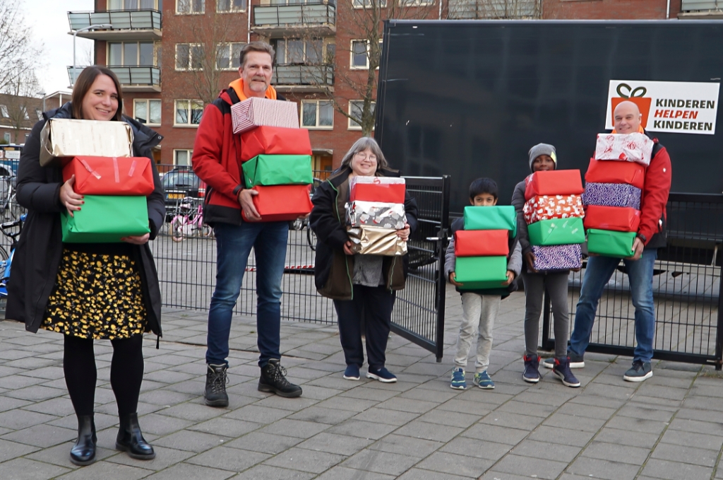 <p>Dinsdag werden er cadeaus ingezameld bij de Internationale Basisschool aan de Roland Holststraat. (Foto: Fred Rotgans)</p>
