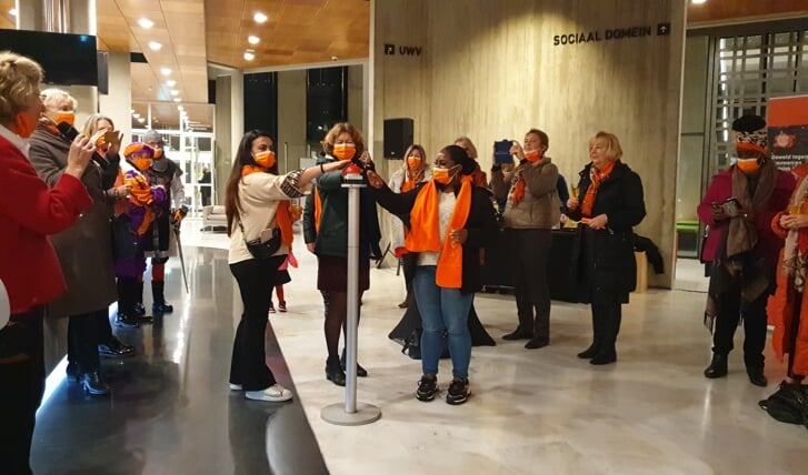 Wethouder Froukje de Jonge gaf donderdag samen met Oranjehuis-bewoonsters Yeliz en Queres het startsein voor Orange the World. (Foto: Almere DEZE WEEK)